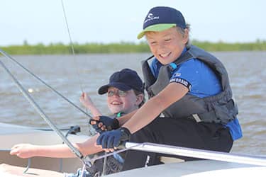 Close-up van twee jongens op een zeilboot