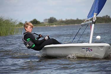 Jongen zeilt op een Laser Pico zeilboot