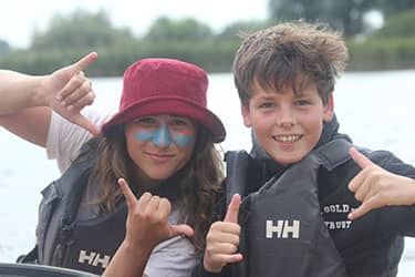 Jongen en meisje poseren met glimlach voor een foto