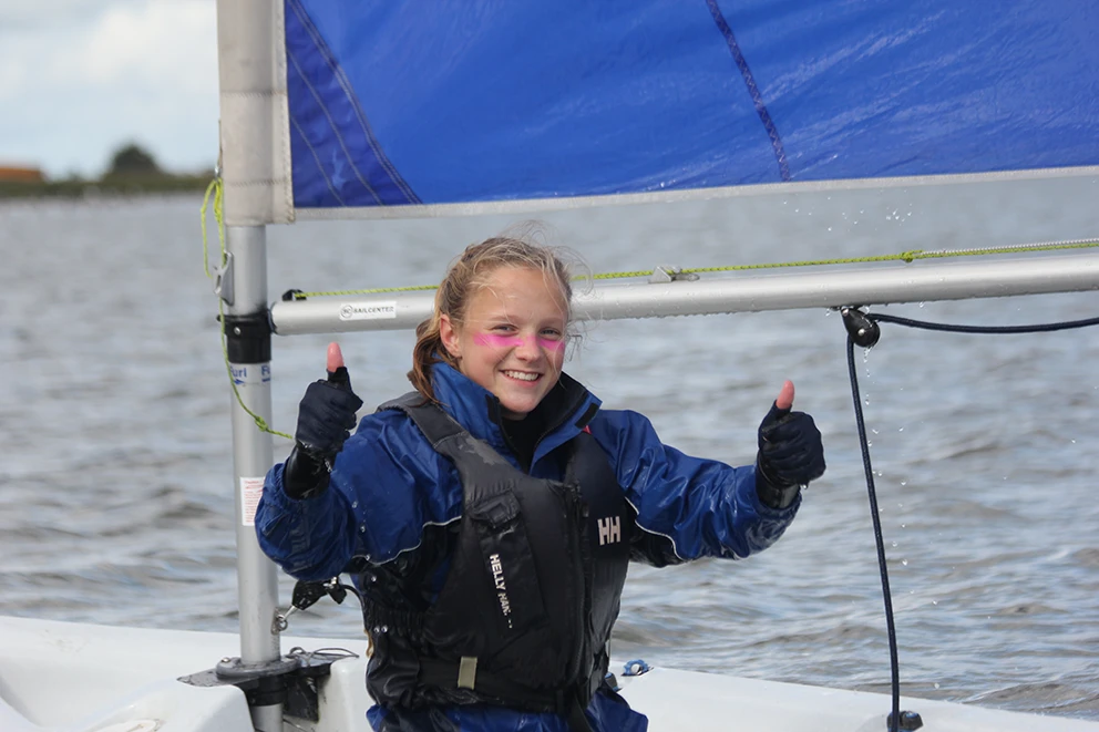 Zwaardboot 1 Mans Duimen Op Het Water Neptunus