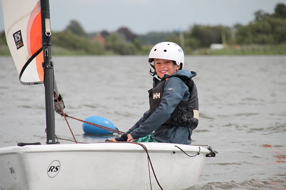 Jeugdzeilen 1 Mans Gevorderde Zeilen Water Blij Kind