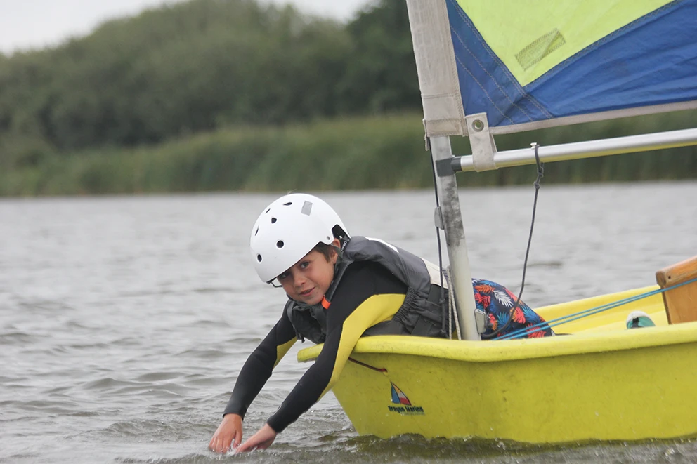 Jeugdzeilen 1 Mans Kind Handen In Water