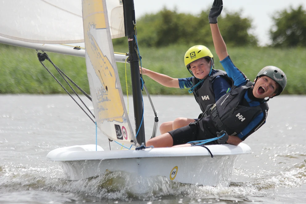 Jeugdzeilen 2 Mans Op Het Water Blij Hand Omhoog