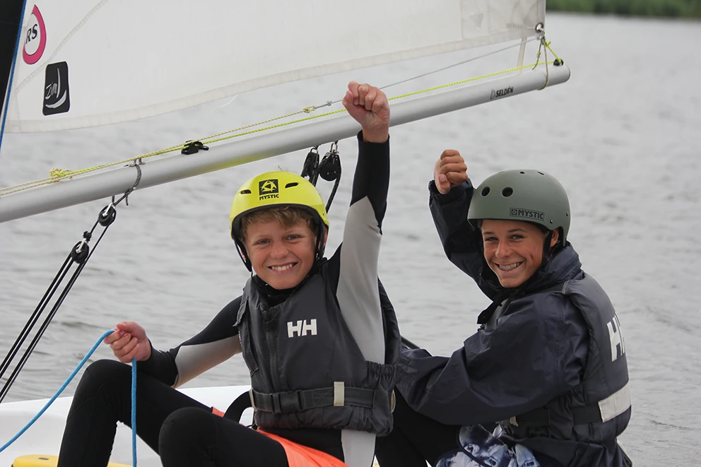 Jeugdzeilen 2 Mans Op Het Water Juichen