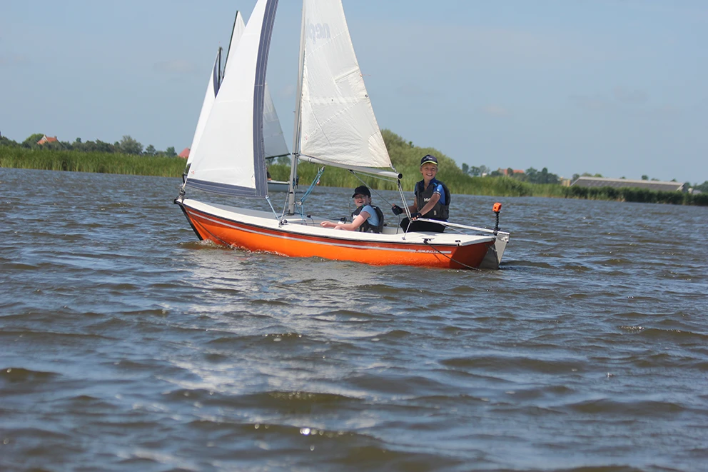 Zeilschool Neptunus Op Water Jeugdkielboot