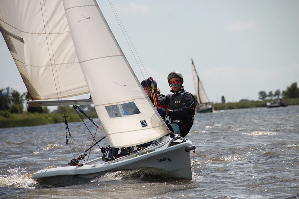 Zwaardboot 2 Mans Zeilschool Neptunus Zonnebril