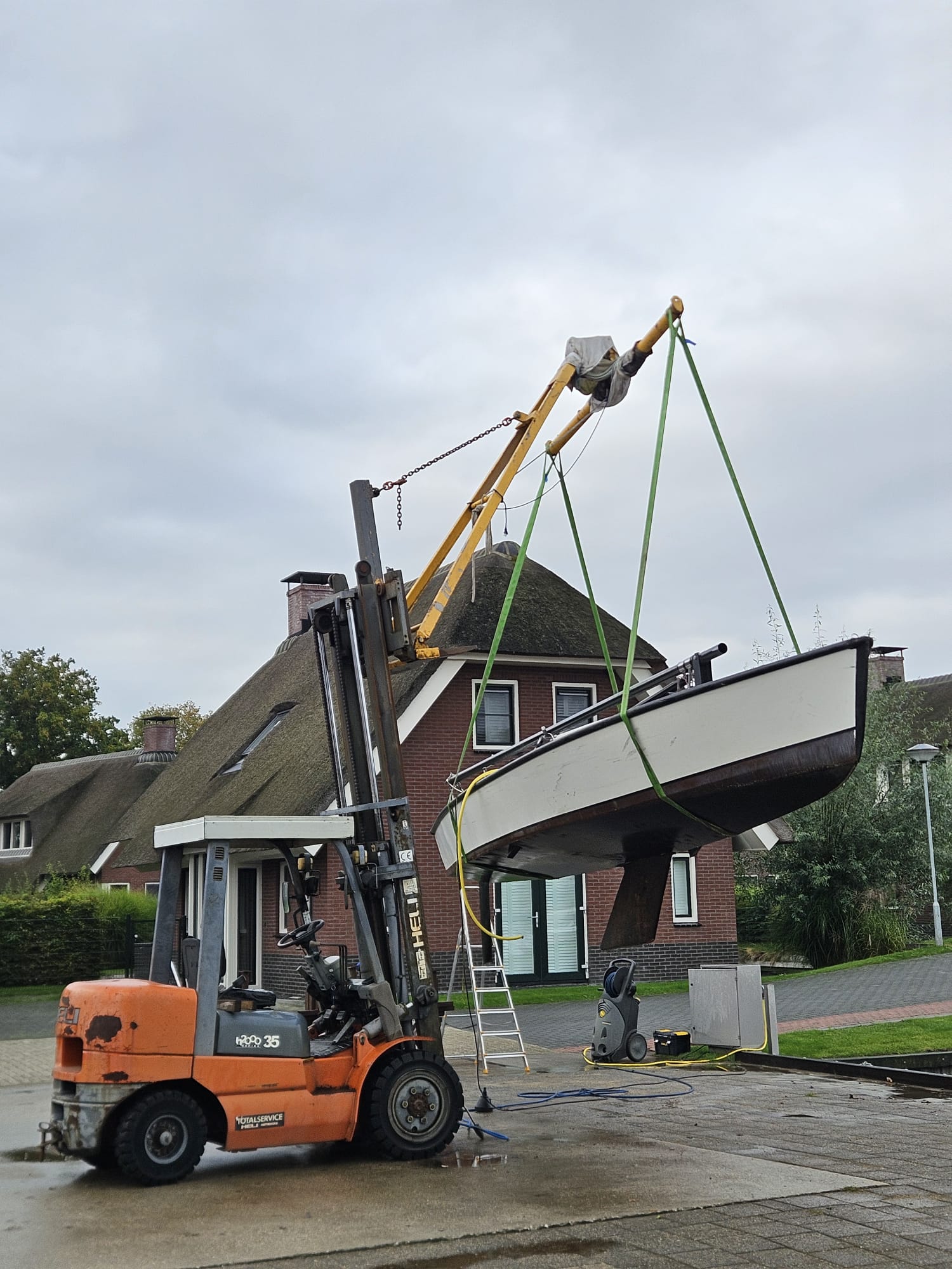 Heftruck met zeilboot