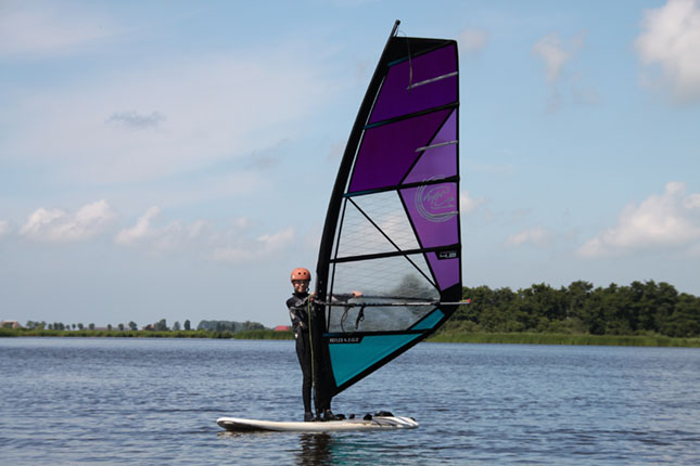 kind leert windsurfen