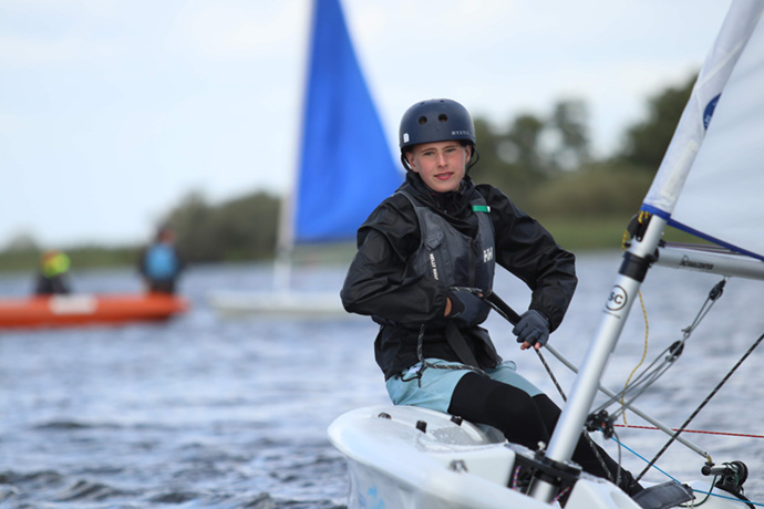 jonge jongen leert zeilen