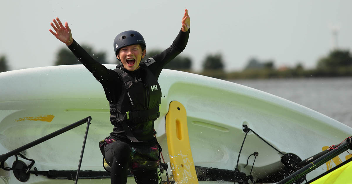 kind in een zeilboot