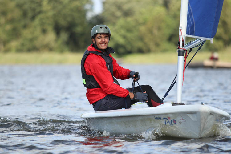 tiener in een zeilboot