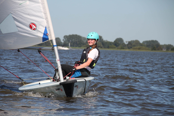 jong meisje in een zeilboot