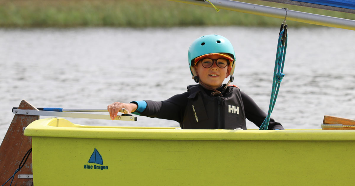 kind in een zeilboot