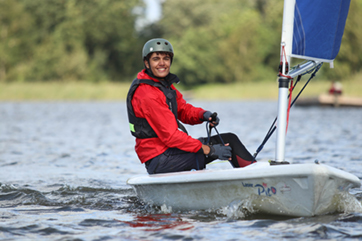 jonge jongen in een zwaardboot