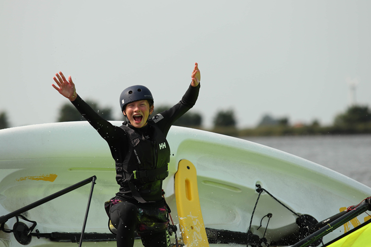 kind in een zeilboot