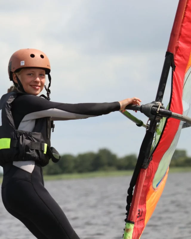 🏄‍♀️🔥 Hou jij van water, snelheid en uitdaging? Dan is ons zomerkamp echt iets voor jou! Of je nu een beginner bent of al ervaring hebt, bij Zeil- en Surfschool Neptunus leer je zeilen en surfen als een pro. Overdag trotseer je de Friese Meren en ’s avonds chill je met je nieuwe vrienden aan het kampvuur. Klinkt goed? Meld je snel aan! 🌊⛵ 

#Zeilkamp #Watdoejijdezezomer #windsurfen #zeilen #zeilkamp #surfkamp #kamp #zomerkamp #friesland