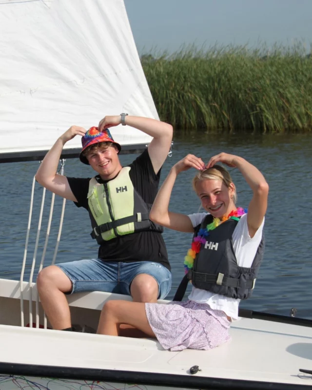 🏝️☀️ Klaar voor een zomer vol actie? Hijs de zeilen en beleef een te gekke tijd bij Zeil- en Surfschool Neptunus! Of je nu al kunt zeilen of nog nooit hebt gevaren, wij zorgen dat jij de tijd van je leven hebt. Grijp je kans en meld je nu aan! 🏄‍♀️⛵

#Zeilkamp #Watdoejijdezezomer #windsurfen #zeilen #zeilkamp #surfkamp #kamp #zomerkamp #friesland