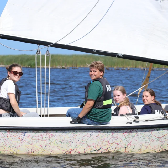 Week 30 is aan! 🌞⛵️

Wat een feest hier met zóveel kids! De zon schijnt (meestal 😉), de wind is aan en zelfs een buitje kan de sfeer niet verpesten. 🌧️🌈

Vandaag staat er een lekker pittig windje – maar hé, dat houdt niemand tegen. Er wordt écht keihard gevaren, wat een energie op het water! 💨💪🏼🌊

Voor onze jongste kinderen was het vanmiddag tijd voor een ander avontuur: waterpret in het zwembad! 💦 Morgen weer fris het meer op!

🎲 Na het gezellige kennismakingsrondje op zondag én het grote chaosspel van gisteravond, is het vanavond tijd voor dé enige echt Neptunus Vossenjacht! 🔱🦊 

En ouders… geen zorgen hoor: naast al dat verse eten wordt er ook zeker gedacht aan de snoepjes 😋🍦🍎

Wij zijn weer lekker het water op, wat is dit een gave week! 🚤💙

#watdoejijdezezomer #zeilen #surfen #zeilschool #neptunus #zeilkamp #zeilschoolneptunus #friesland #NWD #jeugdkamp #jeugdzeilkamp #zomerkamp #samenthuisinfriesland #zomervakantie #ZininZon #ZeilenEnSurfen #ZeilschoolNeptunus #Zomer2025 #WaterAvonturen